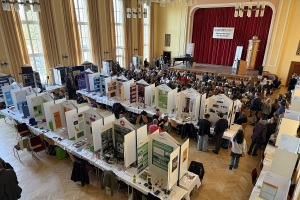 Der Saal ist gut gefüllt. Die Ehrungsveranstaltung fand im Beisein von Vertretern aus Politik und Wirtschaft sowie Eltern und Lehrer statt.