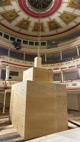 Der herabgelassene eingehauste Kronleuchter im Zuschauersaal