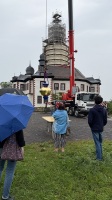 Die Kuppel, in der die Zeitkapsel untergebracht ist, wurde mit einem Kran auf den Turm gehoben.
