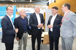 Uwe Thieme von der Habitels Hospitality Management Service GmbH Berlin, im Gespräch mit Landrat Uwe Melzer und OB André Neumann.