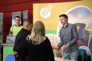 Am Stand des Kreisbauernverbandes.