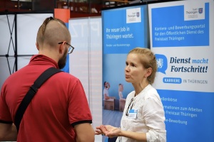 Gespräche am Stand des Thüringer Agentur Für Fachkräftegewinnung.