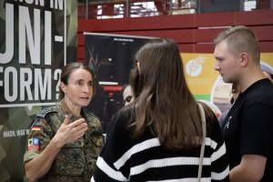 Die Bundeswehr mit informiert interessierte Besucher.