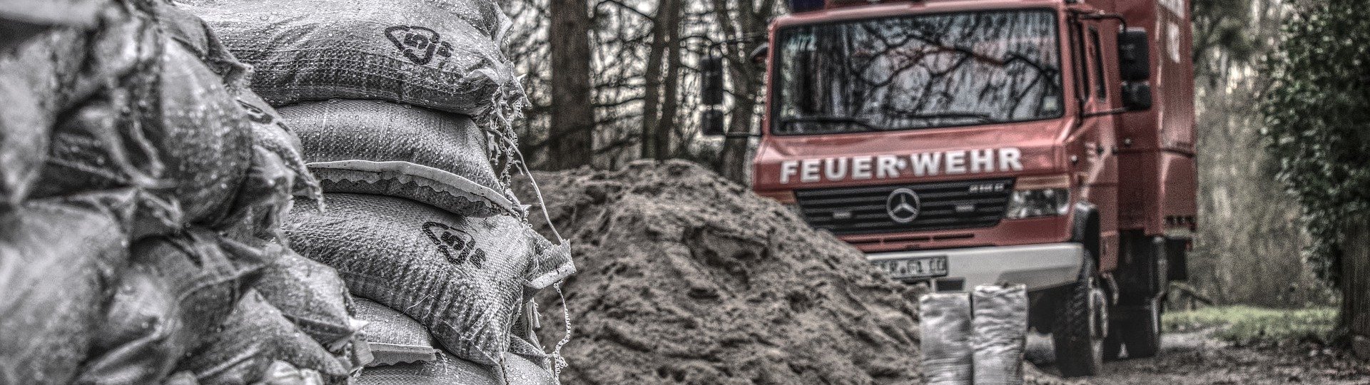 Feuerwehren beim Hochwasserschutz