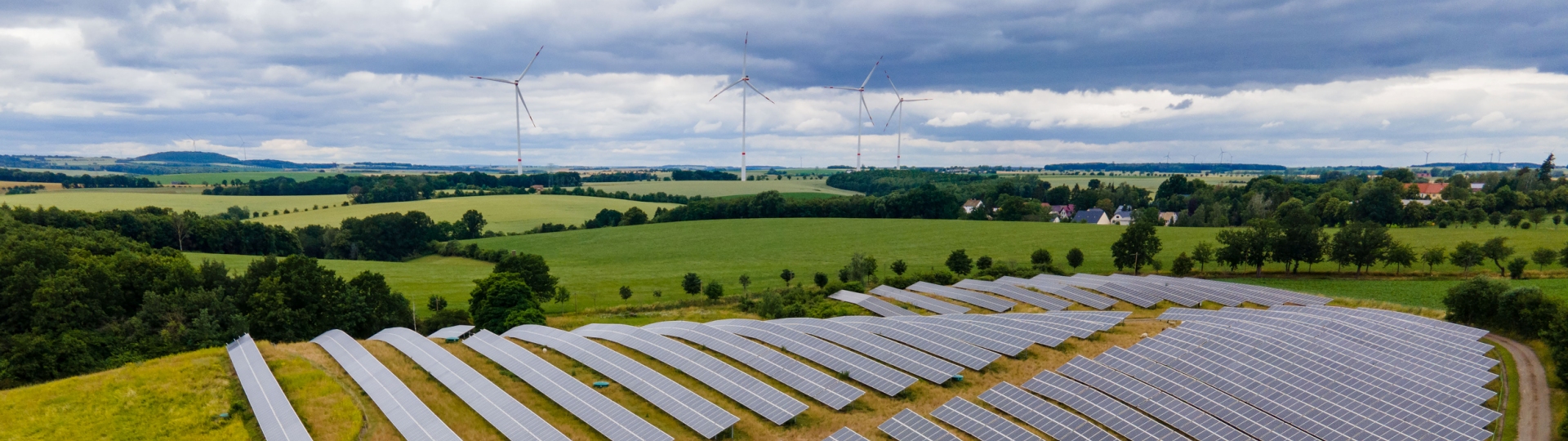 Solaranlage in Schmölln am Kapsgraben auf der "Deponie Am Kapsgraben" - Am Horizont die vier höchsten Windräder im Landkreis 216 Meter hoch bei Mohlis